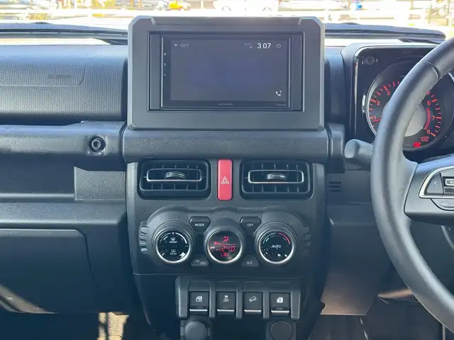 スズキ ジムニー シエラ JC 滋賀県 2023(令5)年 0.9万km ブルーイッシュブラックパール3 ワンオーナー/カロッツェリアディスプレイオーディオ/　Bluetooth FM AM/バックカメラ/デュアルセンサーブレーキサポート/誤発進抑制機能/車線逸脱警報機能/ふらつき警報機能/ハイビームアシスト/先行車発進お知らせ機能/標識認識機能/エマージェンシーストップシグナル/オートライトシステム/ライト自動消灯システム/ヒーテッドドアミラー/純正LEDヘッドライト/純正16インチアルミ/純正フロアマット/スマートキー×2/プッシュスタート/