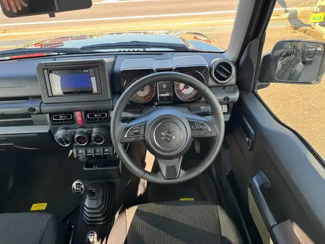 スズキ ジムニー シエラ JC 滋賀県 2023(令5)年 0.9万km ブルーイッシュブラックパール3 ワンオーナー/カロッツェリアディスプレイオーディオ/　Bluetooth FM AM/バックカメラ/デュアルセンサーブレーキサポート/誤発進抑制機能/車線逸脱警報機能/ふらつき警報機能/ハイビームアシスト/先行車発進お知らせ機能/標識認識機能/エマージェンシーストップシグナル/オートライトシステム/ライト自動消灯システム/ヒーテッドドアミラー/純正LEDヘッドライト/純正16インチアルミ/純正フロアマット/スマートキー×2/プッシュスタート/