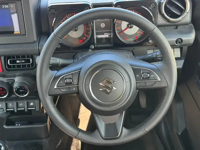 スズキ ジムニー シエラ JC 滋賀県 2023(令5)年 0.9万km ブルーイッシュブラックパール3 ワンオーナー/カロッツェリアディスプレイオーディオ/　Bluetooth FM AM/バックカメラ/デュアルセンサーブレーキサポート/誤発進抑制機能/車線逸脱警報機能/ふらつき警報機能/ハイビームアシスト/先行車発進お知らせ機能/標識認識機能/エマージェンシーストップシグナル/オートライトシステム/ライト自動消灯システム/ヒーテッドドアミラー/純正LEDヘッドライト/純正16インチアルミ/純正フロアマット/スマートキー×2/プッシュスタート/