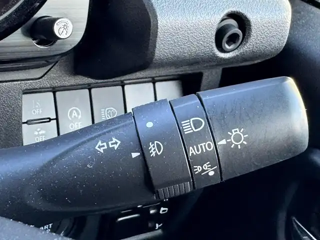 スズキ ジムニー シエラ JC 滋賀県 2023(令5)年 0.9万km ブルーイッシュブラックパール3 ワンオーナー/カロッツェリアディスプレイオーディオ/　Bluetooth FM AM/バックカメラ/デュアルセンサーブレーキサポート/誤発進抑制機能/車線逸脱警報機能/ふらつき警報機能/ハイビームアシスト/先行車発進お知らせ機能/標識認識機能/エマージェンシーストップシグナル/オートライトシステム/ライト自動消灯システム/ヒーテッドドアミラー/純正LEDヘッドライト/純正16インチアルミ/純正フロアマット/スマートキー×2/プッシュスタート/
