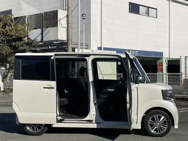 ホンダ Ｎ ＢＯＸ カスタム G SSパッケージ 熊本県 2015(平27)年 6.3万km プレミアムホワイトパールⅡ ワンオーナー/CTBA/プッシュスタート/純正ナビ/（CD・DVD・フルセグTV・BTオーディオ・SD）/バックカメラ/純正14インチAW/両側パワースライドドア/ディスチャージヘッドライト/オートライト/フォグライト/横滑り防止装置/ウィンカーミラー/純正フロアマット/純正ドアバイザー/新車保証書/取扱説明書/スマートスペアキー×1本
