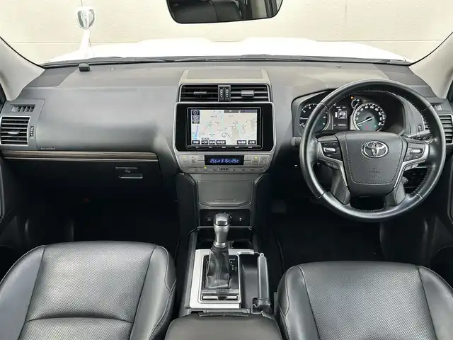 トヨタ ランドクルーザー プラド TX Lパッケージ 茨城県 2018(平30)年 6.9万km ホワイトパールクリスタルシャイン 純正ナビ　NZST-Y66T/　(AM/FM/フルセグ/Bluetooth)/バックカメラ/4WD/サンルーフ/7人乗り/ビルドインETC2.0/純正ドライブレコーダー/レーダークルーズコントロール/クリアランスソナー/革巻きステアリング/黒革シート/シートヒーター/シートエアコン/パワーシート/電動格納サードシート/ルーフレール/カーテンエアバッグ/LEDヘッドライト/オートマチックハイビーム/衝突被害軽減/レーンキープアシスト/スマートキー