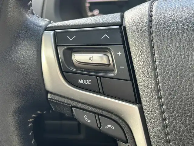 トヨタ ランドクルーザー プラド TX Lパッケージ 茨城県 2018(平30)年 6.9万km ホワイトパールクリスタルシャイン 純正ナビ　NZST-Y66T/　(AM/FM/フルセグ/Bluetooth)/バックカメラ/4WD/サンルーフ/7人乗り/ビルドインETC2.0/純正ドライブレコーダー/レーダークルーズコントロール/クリアランスソナー/革巻きステアリング/黒革シート/シートヒーター/シートエアコン/パワーシート/電動格納サードシート/ルーフレール/カーテンエアバッグ/LEDヘッドライト/オートマチックハイビーム/衝突被害軽減/レーンキープアシスト/スマートキー