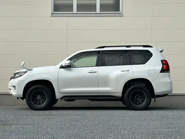 トヨタ ランドクルーザー プラド TX Lパッケージ 茨城県 2018(平30)年 6.9万km ホワイトパールクリスタルシャイン 純正ナビ　NZST-Y66T/　(AM/FM/フルセグ/Bluetooth)/バックカメラ/4WD/サンルーフ/7人乗り/ビルドインETC2.0/純正ドライブレコーダー/レーダークルーズコントロール/クリアランスソナー/革巻きステアリング/黒革シート/シートヒーター/シートエアコン/パワーシート/電動格納サードシート/ルーフレール/カーテンエアバッグ/LEDヘッドライト/オートマチックハイビーム/衝突被害軽減/レーンキープアシスト/スマートキー