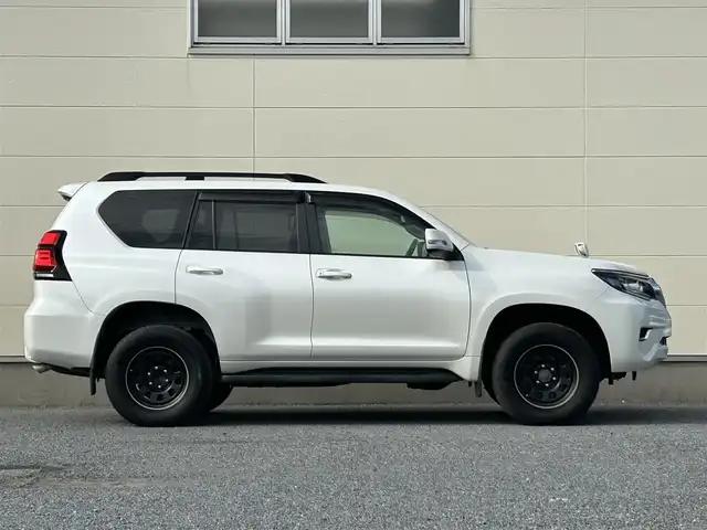 トヨタ ランドクルーザー プラド TX Lパッケージ 茨城県 2018(平30)年 6.9万km ホワイトパールクリスタルシャイン 純正ナビ　NZST-Y66T/　(AM/FM/フルセグ/Bluetooth)/バックカメラ/4WD/サンルーフ/7人乗り/ビルドインETC2.0/純正ドライブレコーダー/レーダークルーズコントロール/クリアランスソナー/革巻きステアリング/黒革シート/シートヒーター/シートエアコン/パワーシート/電動格納サードシート/ルーフレール/カーテンエアバッグ/LEDヘッドライト/オートマチックハイビーム/衝突被害軽減/レーンキープアシスト/スマートキー