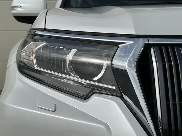 トヨタ ランドクルーザー プラド TX Lパッケージ 茨城県 2018(平30)年 6.9万km ホワイトパールクリスタルシャイン 純正ナビ　NZST-Y66T/　(AM/FM/フルセグ/Bluetooth)/バックカメラ/4WD/サンルーフ/7人乗り/ビルドインETC2.0/純正ドライブレコーダー/レーダークルーズコントロール/クリアランスソナー/革巻きステアリング/黒革シート/シートヒーター/シートエアコン/パワーシート/電動格納サードシート/ルーフレール/カーテンエアバッグ/LEDヘッドライト/オートマチックハイビーム/衝突被害軽減/レーンキープアシスト/スマートキー