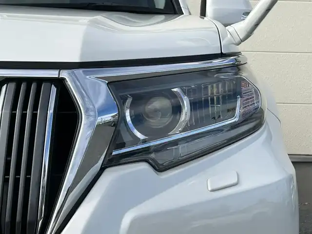 トヨタ ランドクルーザー プラド TX Lパッケージ 茨城県 2018(平30)年 6.9万km ホワイトパールクリスタルシャイン 純正ナビ　NZST-Y66T/　(AM/FM/フルセグ/Bluetooth)/バックカメラ/4WD/サンルーフ/7人乗り/ビルドインETC2.0/純正ドライブレコーダー/レーダークルーズコントロール/クリアランスソナー/革巻きステアリング/黒革シート/シートヒーター/シートエアコン/パワーシート/電動格納サードシート/ルーフレール/カーテンエアバッグ/LEDヘッドライト/オートマチックハイビーム/衝突被害軽減/レーンキープアシスト/スマートキー