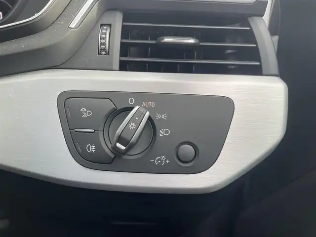 アウディ Ａ４ 2.0TFSIスポーツ S ライン PKG 富山県 2018(平30)年 5.8万km グレイシアホワイトメタリック アラウンドビューモニター／/メーカーナビ／/フルセグＴＶ／/Ｂｌｕｅｔｏｏｔｈ／/ＤＶＤ再生／/ビルトインＥＴＣ２．０／/パワーバックドア／/パワーシート／/シートヒーター／/ルーフレール／/ＬＥＤオートライト/レーダークルーズコントロール/アクティブレーンアシスト/サイドアシスト/渋滞アシスト/インテリジェントグライディング/パーキングエイド/パドルシフト