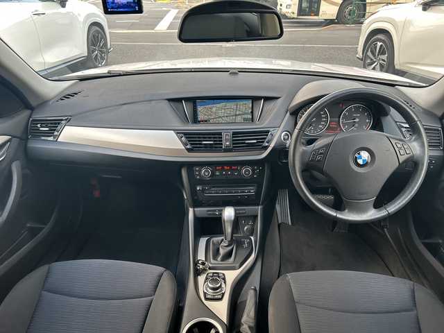 ＢＭＷ Ｘ１ sDrive 18i 東京都 2015(平27)年 5.2万km アルピンホワイトⅢ HDDナビ/バックカメラ/ETC2.0/CD/DVD/BT/USB/前後ドライブレコーダー付き/ウインカーミラー/電動格納ミラー/プッシュスタート/パーキングアシスト/横滑り防止装置/前後コーナーセンサー/オートマチックハイビーム/純正アルミホイール/純正LEDライト/トノカバー/スマートキー/保証書/取扱説明書