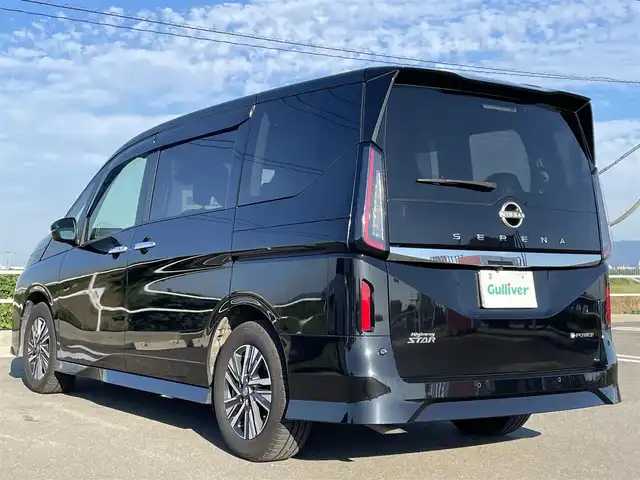 日産 セレナ e－パワー ハイウェイスター V 佐賀県 2023(令5)年 4.4万km ダイヤモンドブラック ワンオーナー/NissanConnect12.3インチナビゲーションシステム/・フルセグTV/AM/FM/USB/Bluetooth/AppleCarPlay/・前後ドライブレコーダー機能付/フリップダウンモニター/インテリジェントアラウンドビューモニター/ビルトインETC2.0/両側パワースライドドア/電子パーキングブレーキ/・AUTO HOLD機能/置くだけ充電/後席エアコン/後席サンシェード/ISOFIX対応/革巻きステアリング/ステアリングリモコン/純正16インチアルミホイール/純正LEDヘッドライト/純正LEDフォグランプ/純正フロアマット/純正ドアバイザ―/新車保証書/取扱説明書/360°セーフティアシスト/・インテリジェントクルーズコントロール/・インテリジェントLI/・インテリジェントBSI/・インテリジェントエマージェンシーブレーキ/・先行車発進お知らせ機能/・標識認識機能/・踏み間違い衝突防止アシスト/・クリアランスソナー