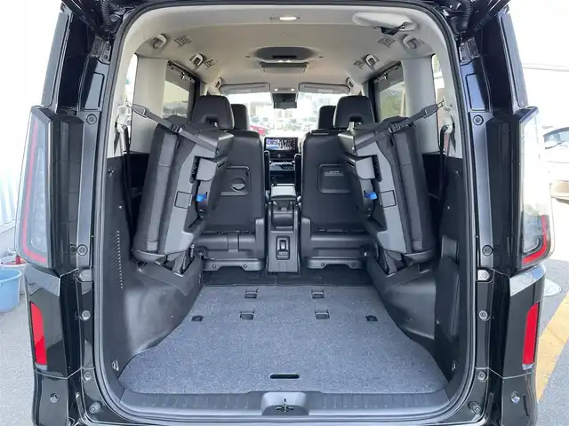 日産 セレナ e－パワー ハイウェイスター V 佐賀県 2023(令5)年 4.4万km ダイヤモンドブラック ワンオーナー/NissanConnect12.3インチナビゲーションシステム/・フルセグTV/AM/FM/USB/Bluetooth/AppleCarPlay/・前後ドライブレコーダー機能付/フリップダウンモニター/インテリジェントアラウンドビューモニター/ビルトインETC2.0/両側パワースライドドア/電子パーキングブレーキ/・AUTO HOLD機能/置くだけ充電/後席エアコン/後席サンシェード/ISOFIX対応/革巻きステアリング/ステアリングリモコン/純正16インチアルミホイール/純正LEDヘッドライト/純正LEDフォグランプ/純正フロアマット/純正ドアバイザ―/新車保証書/取扱説明書/360°セーフティアシスト/・インテリジェントクルーズコントロール/・インテリジェントLI/・インテリジェントBSI/・インテリジェントエマージェンシーブレーキ/・先行車発進お知らせ機能/・標識認識機能/・踏み間違い衝突防止アシスト/・クリアランスソナー