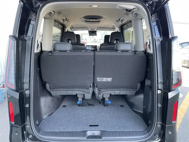 日産 セレナ e－パワー ハイウェイスター V 佐賀県 2023(令5)年 4.4万km ダイヤモンドブラック ワンオーナー/NissanConnect12.3インチナビゲーションシステム/・フルセグTV/AM/FM/USB/Bluetooth/AppleCarPlay/・前後ドライブレコーダー機能付/フリップダウンモニター/インテリジェントアラウンドビューモニター/ビルトインETC2.0/両側パワースライドドア/電子パーキングブレーキ/・AUTO HOLD機能/置くだけ充電/後席エアコン/後席サンシェード/ISOFIX対応/革巻きステアリング/ステアリングリモコン/純正16インチアルミホイール/純正LEDヘッドライト/純正LEDフォグランプ/純正フロアマット/純正ドアバイザ―/新車保証書/取扱説明書/360°セーフティアシスト/・インテリジェントクルーズコントロール/・インテリジェントLI/・インテリジェントBSI/・インテリジェントエマージェンシーブレーキ/・先行車発進お知らせ機能/・標識認識機能/・踏み間違い衝突防止アシスト/・クリアランスソナー