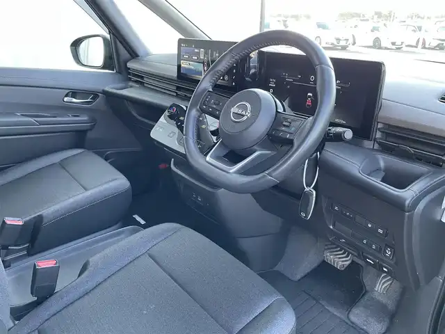 日産 セレナ e－パワー ハイウェイスター V 佐賀県 2023(令5)年 4.4万km ダイヤモンドブラック ワンオーナー/NissanConnect12.3インチナビゲーションシステム/・フルセグTV/AM/FM/USB/Bluetooth/AppleCarPlay/・前後ドライブレコーダー機能付/フリップダウンモニター/インテリジェントアラウンドビューモニター/ビルトインETC2.0/両側パワースライドドア/電子パーキングブレーキ/・AUTO HOLD機能/置くだけ充電/後席エアコン/後席サンシェード/ISOFIX対応/革巻きステアリング/ステアリングリモコン/純正16インチアルミホイール/純正LEDヘッドライト/純正LEDフォグランプ/純正フロアマット/純正ドアバイザ―/新車保証書/取扱説明書/360°セーフティアシスト/・インテリジェントクルーズコントロール/・インテリジェントLI/・インテリジェントBSI/・インテリジェントエマージェンシーブレーキ/・先行車発進お知らせ機能/・標識認識機能/・踏み間違い衝突防止アシスト/・クリアランスソナー