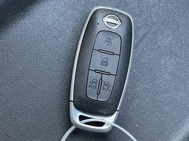 日産 セレナ e－パワー ハイウェイスター V 佐賀県 2023(令5)年 4.4万km ダイヤモンドブラック ワンオーナー/NissanConnect12.3インチナビゲーションシステム/・フルセグTV/AM/FM/USB/Bluetooth/AppleCarPlay/・前後ドライブレコーダー機能付/フリップダウンモニター/インテリジェントアラウンドビューモニター/ビルトインETC2.0/両側パワースライドドア/電子パーキングブレーキ/・AUTO HOLD機能/置くだけ充電/後席エアコン/後席サンシェード/ISOFIX対応/革巻きステアリング/ステアリングリモコン/純正16インチアルミホイール/純正LEDヘッドライト/純正LEDフォグランプ/純正フロアマット/純正ドアバイザ―/新車保証書/取扱説明書/360°セーフティアシスト/・インテリジェントクルーズコントロール/・インテリジェントLI/・インテリジェントBSI/・インテリジェントエマージェンシーブレーキ/・先行車発進お知らせ機能/・標識認識機能/・踏み間違い衝突防止アシスト/・クリアランスソナー