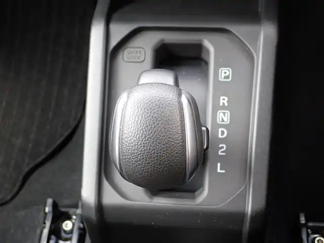 スズキ ジムニー XC 千葉県 2025(令7)年 0.2万km グレー パイオニアナビ/・Blue tooth/・フルセグTV/バックカメラ/ETC/フロアマット/スズキセーフティサポート/・デュアルセンサーブレーキサポート/・車線逸脱警報機能/・先行車発進お知らせ機能/・ふらつき警報機能/・標識認識機能/ターボ車/アイドリングストップ/ヒルホールドコントロール/ヒルディセントコントロール/プッシュスタート/スマートキー2本/オートエアコン/クルーズコントロールシステム/LEDヘッドライト/ウインカーミラー/本革巻きステアリング/シートヒーター/サイドエアバック/カーテンエアバック/フロント2スピーカー/純正16インチアルミホイール/保証書/取扱説明書