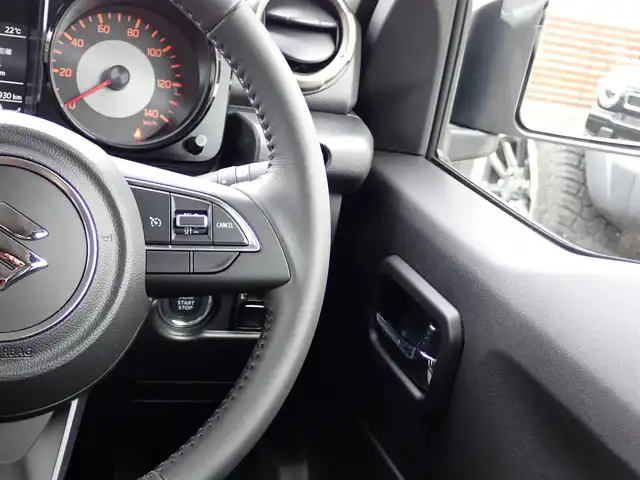 スズキ ジムニー XC 千葉県 2025(令7)年 0.2万km グレー パイオニアナビ/・Blue tooth/・フルセグTV/バックカメラ/ETC/フロアマット/スズキセーフティサポート/・デュアルセンサーブレーキサポート/・車線逸脱警報機能/・先行車発進お知らせ機能/・ふらつき警報機能/・標識認識機能/ターボ車/アイドリングストップ/ヒルホールドコントロール/ヒルディセントコントロール/プッシュスタート/スマートキー2本/オートエアコン/クルーズコントロールシステム/LEDヘッドライト/ウインカーミラー/本革巻きステアリング/シートヒーター/サイドエアバック/カーテンエアバック/フロント2スピーカー/純正16インチアルミホイール/保証書/取扱説明書