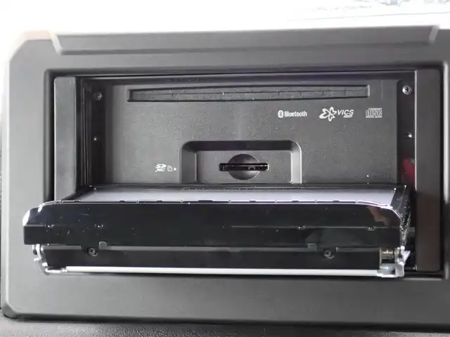 スズキ ジムニー XC 千葉県 2025(令7)年 0.2万km グレー ケンウッドナビ/・Blue tooth/・TV/CD/DVD/バックカメラ/ETC/フロアマット/スズキセーフティサポート/・デュアルセンサーブレーキサポート/・車線逸脱警報機能/・先行車発進お知らせ機能/・ふらつき警報機能/・標識認識機能/ターボ車/アイドリングストップ/ヒルホールドコントロール/ヒルディセントコントロール/プッシュスタート/スマートキー2本/オートエアコン/クルーズコントロールシステム/LEDヘッドライト/ウインカーミラー/本革巻きステアリング/シートヒーター/サイドエアバック/カーテンエアバック/フロント2スピーカー/純正16インチアルミホイール/保証書/取扱説明書