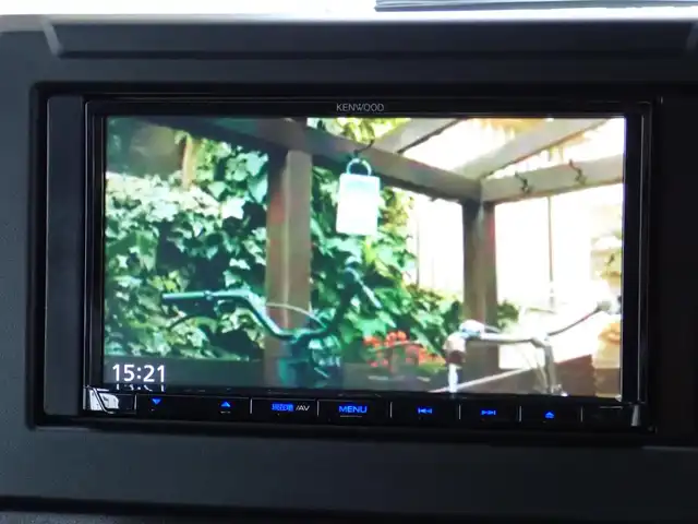 スズキ ジムニー XC 千葉県 2025(令7)年 0.2万km グレー ケンウッドナビ/・Blue tooth/・TV/CD/DVD/バックカメラ/ETC/フロアマット/スズキセーフティサポート/・デュアルセンサーブレーキサポート/・車線逸脱警報機能/・先行車発進お知らせ機能/・ふらつき警報機能/・標識認識機能/ターボ車/アイドリングストップ/ヒルホールドコントロール/ヒルディセントコントロール/プッシュスタート/スマートキー2本/オートエアコン/クルーズコントロールシステム/LEDヘッドライト/ウインカーミラー/本革巻きステアリング/シートヒーター/サイドエアバック/カーテンエアバック/フロント2スピーカー/純正16インチアルミホイール/保証書/取扱説明書