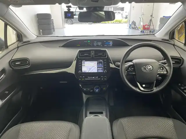 トヨタ プリウス Sセーフティプラス 宮城県 2022(令4)年 3.8万km アティチュードブラックマイカ 純正ディスプレイオーディオ/・Bluetooth接続/・USB入力端子/・Miracast/プリクラッシュセーフティ/ビルトインＥＴＣ/レーダークルーズコントロール/ブラインドスポットモニター/バックカメラ/ドラレコ/純正ホイール/純正ホイールカバー/純正フロアマット/ＬＥＤヘッドライト/１００Ｖ充電/スペアキー/スマートキー/プッシュスタート/トヨタイヤ２０２２年製