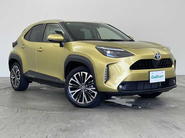 トヨタ ヤリスクロス ハイブリッド Z 兵庫県 2020(令2)年 2.5万km ブラスゴールドメタリック ・純正8インチディスプレイナビオーディオ/・Bluetooth/AM/FM/miracast/・Apple car play / Android Auto/・パノラミックビューモニター/・プリクラッシュセーフティ（歩行者［昼夜］・自転車運転者［昼］検知機能付衝突回避支援タイプ/ミリ波レーダー＋単眼カメラ方式） /・レーントレーシングアシスト［LTA］/・レーダークルーズコントロール（全車速追従機能付）/・オートマチックハイビーム［AHB］/・ロードサインアシスト［RSA］/・先行車発進告知機能［TMN］/・セカンダリーコリジョンブレーキ［SCB］/・インテリジェントクリアランスソナー/・ブラインドスポットモニター［BSM］/・ヘッドアップディスプレイ［HUD］/・プロアクティブドライビングアシスト/・純正ドライブレコーダー/・パーキングサポートブレーキ/・パーキングアシスト/・AC100V電源/・パワーシート/・前席シートヒーター/・パワーバックドア/・LEDオートライト/・LEDフロントフォグランプ/・W＋サイドエアバッグ/・スマートキー/・保証書/・取扱説明書