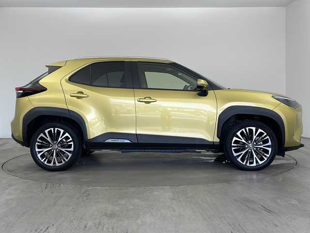 トヨタ ヤリスクロス ハイブリッド Z 兵庫県 2020(令2)年 2.5万km ブラスゴールドメタリック ・純正8インチディスプレイナビオーディオ/・Bluetooth/AM/FM/miracast/・Apple car play / Android Auto/・パノラミックビューモニター/・プリクラッシュセーフティ（歩行者［昼夜］・自転車運転者［昼］検知機能付衝突回避支援タイプ/ミリ波レーダー＋単眼カメラ方式） /・レーントレーシングアシスト［LTA］/・レーダークルーズコントロール（全車速追従機能付）/・オートマチックハイビーム［AHB］/・ロードサインアシスト［RSA］/・先行車発進告知機能［TMN］/・セカンダリーコリジョンブレーキ［SCB］/・インテリジェントクリアランスソナー/・ブラインドスポットモニター［BSM］/・ヘッドアップディスプレイ［HUD］/・プロアクティブドライビングアシスト/・純正ドライブレコーダー/・パーキングサポートブレーキ/・パーキングアシスト/・AC100V電源/・パワーシート/・前席シートヒーター/・パワーバックドア/・LEDオートライト/・LEDフロントフォグランプ/・W＋サイドエアバッグ/・スマートキー/・保証書/・取扱説明書