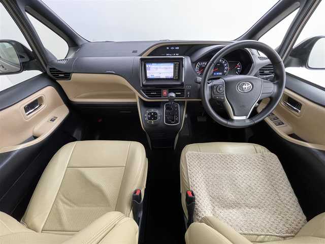 トヨタ ノア G 道央・札幌 2017(平29)年 6.7万km ダークシェリーマイカM ・４WD/・寒冷地仕様/・純正SDナビ/・CD/BT/ワンセグ/SD/AUX/・バックカメラ/・ETC/・前方ドライブレコーダー/・衝突軽減ブレーキ/・横滑り防止装置/・クルーズコントロール/・アイドリングストップ/・レーンキープアシスト/・LEDヘッドライト/・オートマチックハイビーム/・フォグ/・片側パワースライドドア/・レザー調シートカバー（ベージュ）/・積込社外17インチAW夏タイヤ（205/50R17残6分）/・ドアバイザー/・ステアリングスイッチ/・nanoe/・スペアキー/・保証書・取扱説明書