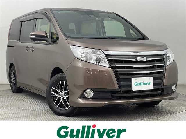 トヨタ ノア G 道央・札幌 2017(平29)年 6.7万km ダークシェリーマイカM ・４WD/・寒冷地仕様/・純正SDナビ/・CD/BT/ワンセグ/SD/AUX/・バックカメラ/・ETC/・前方ドライブレコーダー/・衝突軽減ブレーキ/・横滑り防止装置/・クルーズコントロール/・アイドリングストップ/・レーンキープアシスト/・LEDヘッドライト/・オートマチックハイビーム/・フォグ/・片側パワースライドドア/・レザー調シートカバー（ベージュ）/・積込社外17インチAW夏タイヤ（205/50R17残6分）/・ドアバイザー/・ステアリングスイッチ/・nanoe/・スペアキー/・保証書・取扱説明書