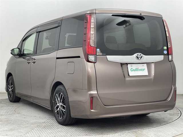 トヨタ ノア G 道央・札幌 2017(平29)年 6.7万km ダークシェリーマイカM ・４WD/・寒冷地仕様/・純正SDナビ/・CD/BT/ワンセグ/SD/AUX/・バックカメラ/・ETC/・前方ドライブレコーダー/・衝突軽減ブレーキ/・横滑り防止装置/・クルーズコントロール/・アイドリングストップ/・レーンキープアシスト/・LEDヘッドライト/・オートマチックハイビーム/・フォグ/・片側パワースライドドア/・レザー調シートカバー（ベージュ）/・積込社外17インチAW夏タイヤ（205/50R17残6分）/・ドアバイザー/・ステアリングスイッチ/・nanoe/・スペアキー/・保証書・取扱説明書