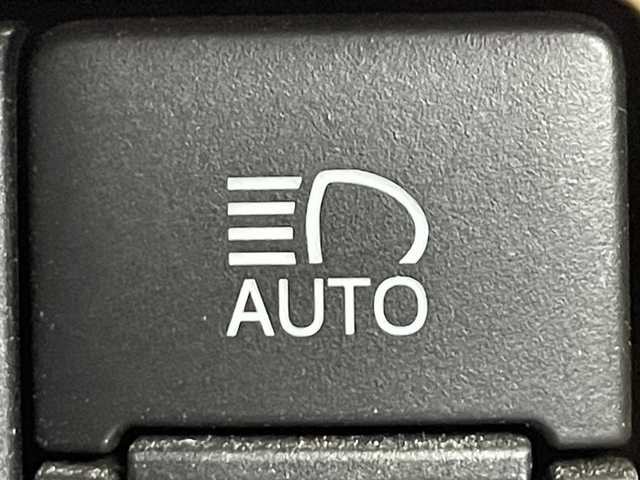 トヨタ ノア G 道央・札幌 2017(平29)年 6.7万km ダークシェリーマイカM ・４WD/・寒冷地仕様/・純正SDナビ/・CD/BT/ワンセグ/SD/AUX/・バックカメラ/・ETC/・前方ドライブレコーダー/・衝突軽減ブレーキ/・横滑り防止装置/・クルーズコントロール/・アイドリングストップ/・レーンキープアシスト/・LEDヘッドライト/・オートマチックハイビーム/・フォグ/・片側パワースライドドア/・レザー調シートカバー（ベージュ）/・積込社外17インチAW夏タイヤ（205/50R17残6分）/・ドアバイザー/・ステアリングスイッチ/・nanoe/・スペアキー/・保証書・取扱説明書