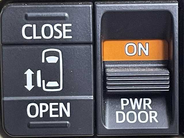 トヨタ ノア G 道央・札幌 2017(平29)年 6.7万km ダークシェリーマイカM ・４WD/・寒冷地仕様/・純正SDナビ/・CD/BT/ワンセグ/SD/AUX/・バックカメラ/・ETC/・前方ドライブレコーダー/・衝突軽減ブレーキ/・横滑り防止装置/・クルーズコントロール/・アイドリングストップ/・レーンキープアシスト/・LEDヘッドライト/・オートマチックハイビーム/・フォグ/・片側パワースライドドア/・レザー調シートカバー（ベージュ）/・積込社外17インチAW夏タイヤ（205/50R17残6分）/・ドアバイザー/・ステアリングスイッチ/・nanoe/・スペアキー/・保証書・取扱説明書