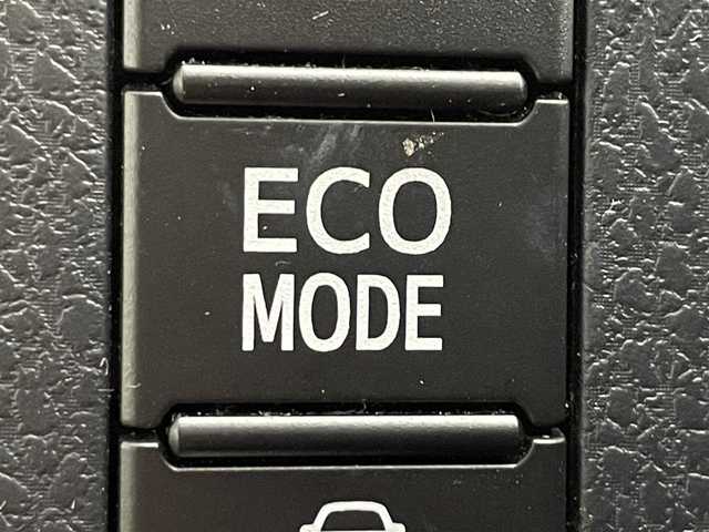 トヨタ ノア G 道央・札幌 2017(平29)年 6.7万km ダークシェリーマイカM ・４WD/・寒冷地仕様/・純正SDナビ/・CD/BT/ワンセグ/SD/AUX/・バックカメラ/・ETC/・前方ドライブレコーダー/・衝突軽減ブレーキ/・横滑り防止装置/・クルーズコントロール/・アイドリングストップ/・レーンキープアシスト/・LEDヘッドライト/・オートマチックハイビーム/・フォグ/・片側パワースライドドア/・レザー調シートカバー（ベージュ）/・積込社外17インチAW夏タイヤ（205/50R17残6分）/・ドアバイザー/・ステアリングスイッチ/・nanoe/・スペアキー/・保証書・取扱説明書