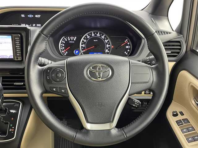 トヨタ ノア G 道央・札幌 2017(平29)年 6.7万km ダークシェリーマイカM ・４WD/・寒冷地仕様/・純正SDナビ/・CD/BT/ワンセグ/SD/AUX/・バックカメラ/・ETC/・前方ドライブレコーダー/・衝突軽減ブレーキ/・横滑り防止装置/・クルーズコントロール/・アイドリングストップ/・レーンキープアシスト/・LEDヘッドライト/・オートマチックハイビーム/・フォグ/・片側パワースライドドア/・レザー調シートカバー（ベージュ）/・積込社外17インチAW夏タイヤ（205/50R17残6分）/・ドアバイザー/・ステアリングスイッチ/・nanoe/・スペアキー/・保証書・取扱説明書