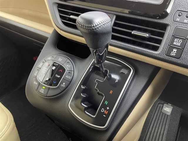 トヨタ ノア G 道央・札幌 2017(平29)年 6.7万km ダークシェリーマイカM ・４WD/・寒冷地仕様/・純正SDナビ/・CD/BT/ワンセグ/SD/AUX/・バックカメラ/・ETC/・前方ドライブレコーダー/・衝突軽減ブレーキ/・横滑り防止装置/・クルーズコントロール/・アイドリングストップ/・レーンキープアシスト/・LEDヘッドライト/・オートマチックハイビーム/・フォグ/・片側パワースライドドア/・レザー調シートカバー（ベージュ）/・積込社外17インチAW夏タイヤ（205/50R17残6分）/・ドアバイザー/・ステアリングスイッチ/・nanoe/・スペアキー/・保証書・取扱説明書