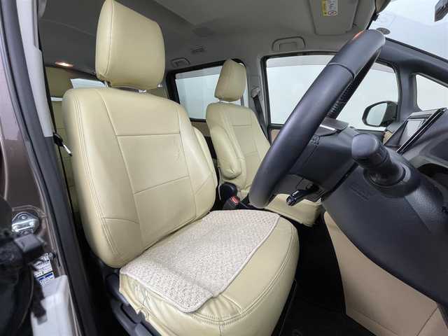 トヨタ ノア G 道央・札幌 2017(平29)年 6.7万km ダークシェリーマイカM ・４WD/・寒冷地仕様/・純正SDナビ/・CD/BT/ワンセグ/SD/AUX/・バックカメラ/・ETC/・前方ドライブレコーダー/・衝突軽減ブレーキ/・横滑り防止装置/・クルーズコントロール/・アイドリングストップ/・レーンキープアシスト/・LEDヘッドライト/・オートマチックハイビーム/・フォグ/・片側パワースライドドア/・レザー調シートカバー（ベージュ）/・積込社外17インチAW夏タイヤ（205/50R17残6分）/・ドアバイザー/・ステアリングスイッチ/・nanoe/・スペアキー/・保証書・取扱説明書