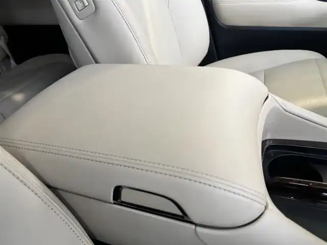 トヨタ アルファードハイブリット G 京都府 2019(平31)年 3.9万km ホワイトパールクリスタルシャイン ワンオーナー/4WD/純正10インチメモリーナビ、地デジ、Bluetooth/純正12インチ後部フリップダウンモニター/デジタルインナーミラー/本革シート（前席エアーシート/シートヒーター）/前席パワーシート/3眼LEDヘッドランプ/ビルトイン2.0ETC/両側パワースライドドア /パワーバックドア/運転席メモリーシート/USB端子/トヨタセーフティセンス/・プリクラッシュセーフティ/・ロードサインアシスト/・レーダークルーズコントロール/・オートマチックハイビーム/スペアキー/保証書/記録簿R4、R6