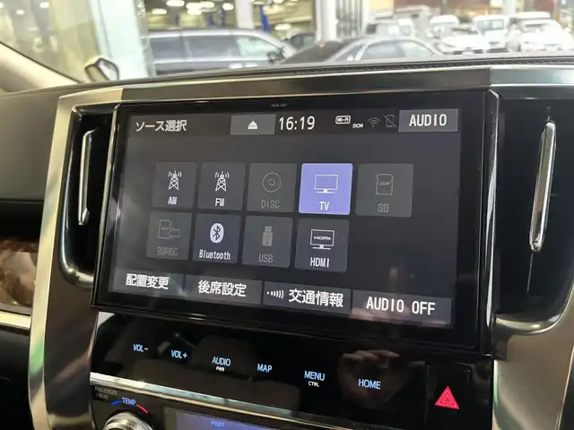 トヨタ アルファードハイブリット G 京都府 2019(平31)年 3.9万km ホワイトパールクリスタルシャイン ワンオーナー/4WD/純正10インチメモリーナビ、地デジ、Bluetooth/純正12インチ後部フリップダウンモニター/デジタルインナーミラー/本革シート（前席エアーシート/シートヒーター）/前席パワーシート/3眼LEDヘッドランプ/ビルトイン2.0ETC/両側パワースライドドア /パワーバックドア/運転席メモリーシート/USB端子/トヨタセーフティセンス/・プリクラッシュセーフティ/・ロードサインアシスト/・レーダークルーズコントロール/・オートマチックハイビーム/スペアキー/保証書/記録簿R4、R6