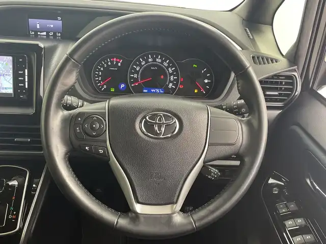 トヨタ ヴォクシー ZS 煌Ⅱ 愛知県 2019(令1)年 4.5万km イナズマスパーキングブラックガラスフレーク 社外ナビ(CN-RE05WD)/・フルセグTV/・Bluetooth/・CD/DVD/両側電動パワースライドドア/セーフティセンス/・プリクラッシュセーフティシステム/・レーンディパーチャーアラート/・オートマチックハイビーム/・先行車発信告知機能/バックカメラ/ETC/LEDヘッドライト/革巻きステアリング/ステアリングスイッチ/MTモード付AT/リアオートエアコン/左右独立温度調整オートエアコン/エアバッグ(運転席/助手席)/純正アルミホイール(205/60/R16)