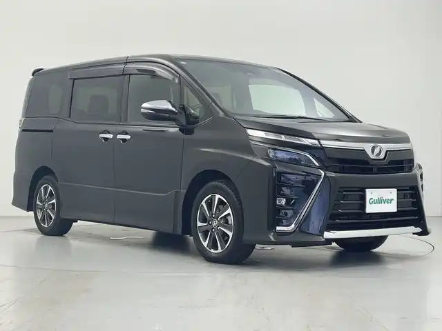 トヨタ ヴォクシー ZS 煌Ⅱ 愛知県 2019(令1)年 4.5万km イナズマスパーキングブラックガラスフレーク 社外ナビ(CN-RE05WD)/・フルセグTV/・Bluetooth/・CD/DVD/両側電動パワースライドドア/セーフティセンス/・プリクラッシュセーフティシステム/・レーンディパーチャーアラート/・オートマチックハイビーム/・先行車発信告知機能/バックカメラ/ETC/LEDヘッドライト/革巻きステアリング/ステアリングスイッチ/MTモード付AT/リアオートエアコン/左右独立温度調整オートエアコン/エアバッグ(運転席/助手席)/純正アルミホイール(205/60/R16)