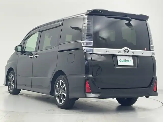 トヨタ ヴォクシー ZS 煌Ⅱ 愛知県 2019(令1)年 4.5万km イナズマスパーキングブラックガラスフレーク 社外ナビ(CN-RE05WD)/・フルセグTV/・Bluetooth/・CD/DVD/両側電動パワースライドドア/セーフティセンス/・プリクラッシュセーフティシステム/・レーンディパーチャーアラート/・オートマチックハイビーム/・先行車発信告知機能/バックカメラ/ETC/LEDヘッドライト/革巻きステアリング/ステアリングスイッチ/MTモード付AT/リアオートエアコン/左右独立温度調整オートエアコン/エアバッグ(運転席/助手席)/純正アルミホイール(205/60/R16)