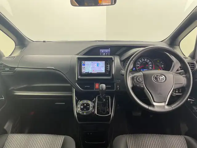 トヨタ ヴォクシー ZS 煌Ⅱ 愛知県 2019(令1)年 4.5万km イナズマスパーキングブラックガラスフレーク 社外ナビ(CN-RE05WD)/・フルセグTV/・Bluetooth/・CD/DVD/両側電動パワースライドドア/セーフティセンス/・プリクラッシュセーフティシステム/・レーンディパーチャーアラート/・オートマチックハイビーム/・先行車発信告知機能/バックカメラ/ETC/LEDヘッドライト/革巻きステアリング/ステアリングスイッチ/MTモード付AT/リアオートエアコン/左右独立温度調整オートエアコン/エアバッグ(運転席/助手席)/純正アルミホイール(205/60/R16)