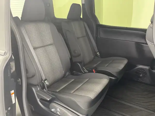 トヨタ ヴォクシー ZS 煌Ⅱ 愛知県 2019(令1)年 4.5万km イナズマスパーキングブラックガラスフレーク 社外ナビ(CN-RE05WD)/・フルセグTV/・Bluetooth/・CD/DVD/両側電動パワースライドドア/セーフティセンス/・プリクラッシュセーフティシステム/・レーンディパーチャーアラート/・オートマチックハイビーム/・先行車発信告知機能/バックカメラ/ETC/LEDヘッドライト/革巻きステアリング/ステアリングスイッチ/MTモード付AT/リアオートエアコン/左右独立温度調整オートエアコン/エアバッグ(運転席/助手席)/純正アルミホイール(205/60/R16)