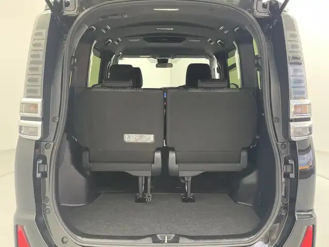 トヨタ ヴォクシー ZS 煌Ⅱ 愛知県 2019(令1)年 4.5万km イナズマスパーキングブラックガラスフレーク 社外ナビ(CN-RE05WD)/・フルセグTV/・Bluetooth/・CD/DVD/両側電動パワースライドドア/セーフティセンス/・プリクラッシュセーフティシステム/・レーンディパーチャーアラート/・オートマチックハイビーム/・先行車発信告知機能/バックカメラ/ETC/LEDヘッドライト/革巻きステアリング/ステアリングスイッチ/MTモード付AT/リアオートエアコン/左右独立温度調整オートエアコン/エアバッグ(運転席/助手席)/純正アルミホイール(205/60/R16)