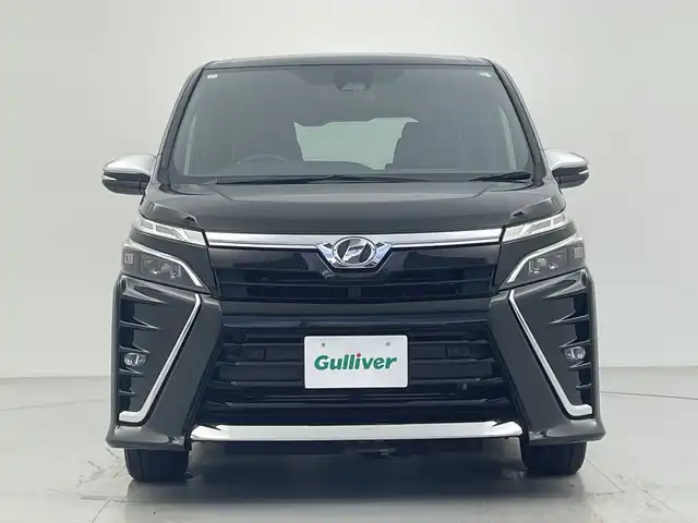 トヨタ ヴォクシー ZS 煌Ⅱ 愛知県 2019(令1)年 4.5万km イナズマスパーキングブラックガラスフレーク 社外ナビ(CN-RE05WD)/・フルセグTV/・Bluetooth/・CD/DVD/両側電動パワースライドドア/セーフティセンス/・プリクラッシュセーフティシステム/・レーンディパーチャーアラート/・オートマチックハイビーム/・先行車発信告知機能/バックカメラ/ETC/LEDヘッドライト/革巻きステアリング/ステアリングスイッチ/MTモード付AT/リアオートエアコン/左右独立温度調整オートエアコン/エアバッグ(運転席/助手席)/純正アルミホイール(205/60/R16)