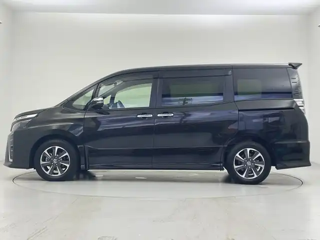 トヨタ ヴォクシー ZS 煌Ⅱ 愛知県 2019(令1)年 4.5万km イナズマスパーキングブラックガラスフレーク 社外ナビ(CN-RE05WD)/・フルセグTV/・Bluetooth/・CD/DVD/両側電動パワースライドドア/セーフティセンス/・プリクラッシュセーフティシステム/・レーンディパーチャーアラート/・オートマチックハイビーム/・先行車発信告知機能/バックカメラ/ETC/LEDヘッドライト/革巻きステアリング/ステアリングスイッチ/MTモード付AT/リアオートエアコン/左右独立温度調整オートエアコン/エアバッグ(運転席/助手席)/純正アルミホイール(205/60/R16)