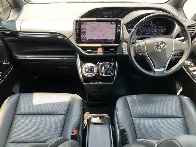 トヨタ エスクァイア ハイブリッド Gi 静岡県 2018(平30)年 4.9万km スパークリングブラックパールクリスタルシャイン エンジンスタートボタン/パワーステアリング/パワーウィンドウ/アイドリングストップ/スマートキー/Wオートエアコン/クルーズコントロール/後席用モニター/ETC/USB入力端子/バックカメラ/メモリナビ（CD.DVD.BT.フルセグ）/3列シート/ウォークスルー/純正フロアマット/純正アルミホイール/D席N席シートヒーター/両側パワースライドドア/ABS/レーンキープアシスト/オートライト/オートマチックハイビーム/LEDライト/Wエアバック/衝突軽減システム