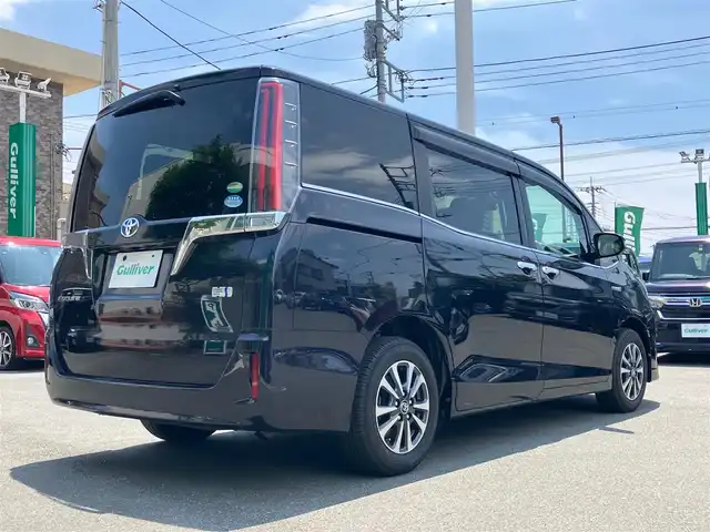 トヨタ エスクァイア ハイブリッド Gi 静岡県 2018(平30)年 4.9万km スパークリングブラックパールクリスタルシャイン エンジンスタートボタン/パワーステアリング/パワーウィンドウ/アイドリングストップ/スマートキー/Wオートエアコン/クルーズコントロール/後席用モニター/ETC/USB入力端子/バックカメラ/メモリナビ（CD.DVD.BT.フルセグ）/3列シート/ウォークスルー/純正フロアマット/純正アルミホイール/D席N席シートヒーター/両側パワースライドドア/ABS/レーンキープアシスト/オートライト/オートマチックハイビーム/LEDライト/Wエアバック/衝突軽減システム