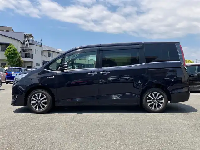 トヨタ エスクァイア ハイブリッド Gi 静岡県 2018(平30)年 4.9万km スパークリングブラックパールクリスタルシャイン エンジンスタートボタン/パワーステアリング/パワーウィンドウ/アイドリングストップ/スマートキー/Wオートエアコン/クルーズコントロール/後席用モニター/ETC/USB入力端子/バックカメラ/メモリナビ（CD.DVD.BT.フルセグ）/3列シート/ウォークスルー/純正フロアマット/純正アルミホイール/D席N席シートヒーター/両側パワースライドドア/ABS/レーンキープアシスト/オートライト/オートマチックハイビーム/LEDライト/Wエアバック/衝突軽減システム