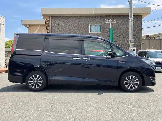 トヨタ エスクァイア ハイブリッド Gi 静岡県 2018(平30)年 4.9万km スパークリングブラックパールクリスタルシャイン エンジンスタートボタン/パワーステアリング/パワーウィンドウ/アイドリングストップ/スマートキー/Wオートエアコン/クルーズコントロール/後席用モニター/ETC/USB入力端子/バックカメラ/メモリナビ（CD.DVD.BT.フルセグ）/3列シート/ウォークスルー/純正フロアマット/純正アルミホイール/D席N席シートヒーター/両側パワースライドドア/ABS/レーンキープアシスト/オートライト/オートマチックハイビーム/LEDライト/Wエアバック/衝突軽減システム