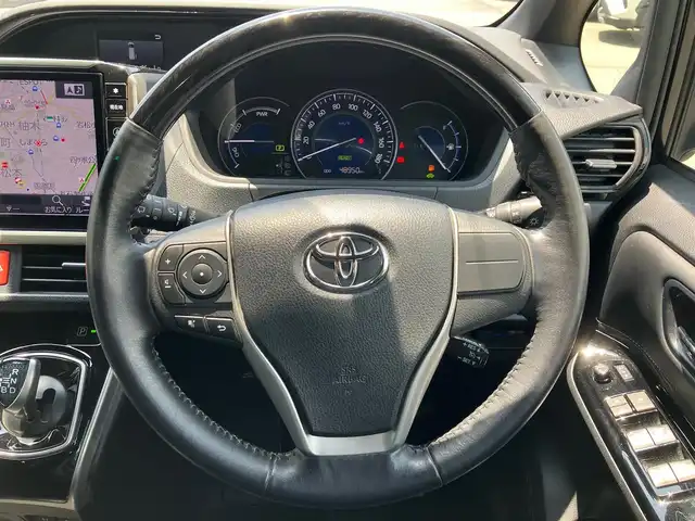 トヨタ エスクァイア ハイブリッド Gi 静岡県 2018(平30)年 4.9万km スパークリングブラックパールクリスタルシャイン エンジンスタートボタン/パワーステアリング/パワーウィンドウ/アイドリングストップ/スマートキー/Wオートエアコン/クルーズコントロール/後席用モニター/ETC/USB入力端子/バックカメラ/メモリナビ（CD.DVD.BT.フルセグ）/3列シート/ウォークスルー/純正フロアマット/純正アルミホイール/D席N席シートヒーター/両側パワースライドドア/ABS/レーンキープアシスト/オートライト/オートマチックハイビーム/LEDライト/Wエアバック/衝突軽減システム
