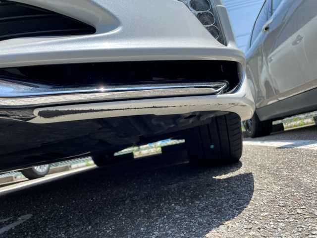 トヨタ プリウス A プレミアム 兵庫県 2018(平30)年 5.7万km ホワイトパールクリスタルシャイン ワンオーナー/純正ディーラーナビ/　Bluetooth・SD・AUX・CDチェンジャー/フルセグテレビ（走行中視聴可能）/純正ビルトインETC/ドライブレコーダー（前方）/バックカメラ/ブラインドスポットモニター/衝撃軽減システム/エアバッグ（W＋サイド）/カーテンエアバッグ/４WD/スマートキー/プッシュスタート/アダプティブクルーズコントロール/パワーステアリング/パワーウィンドウ/パーキングアシスト/アイドリングストップ/アンチロック・ブレーキ・システム/横滑り防止装置/コーナーセンサー（前後）/レーンキープアシスト/盗難防止装置/LEDヘッドライト/オートライト/オートマチックハイビーム/オートワイパー/パワーシート（D席）/シートヒーター（D+N席）/サンルーフ/社外アルミ/　メーカー（SBB）/社外エアロパーツ/　メーカー（モデリスタ）/スペアキー（1本）/保証書/取扱説明書
